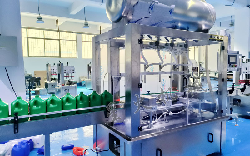 4頭稱重灌裝機-南京液體肥料灌裝機實拍