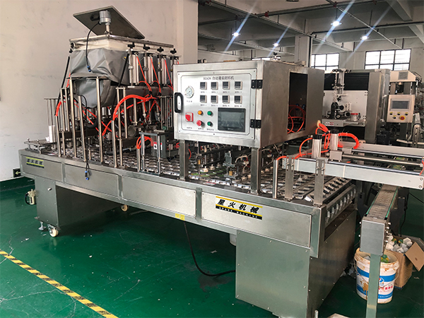 果凍杯辣椒醬灌裝封口機(jī)設(shè)備展示