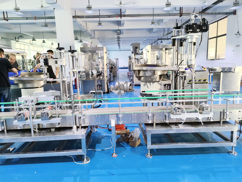 20KG化工溶液稱重灌裝生產(chǎn)線-壓塞旋蓋細(xì)節(jié)實(shí)拍